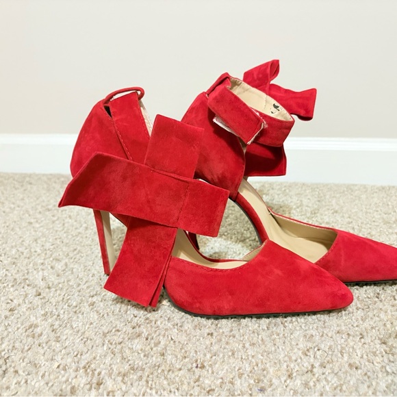 Red High Heels with Pointed Toe and Dramatic Bow - Picture 11 of 11